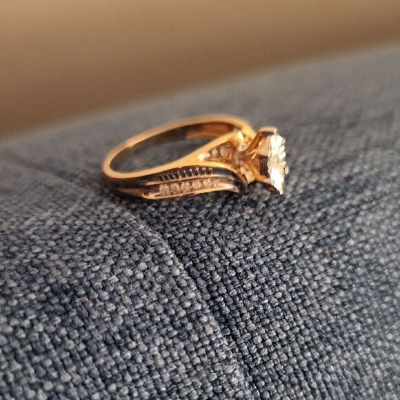 Elegant Gold Diamond Ring - Picture 4 of 5